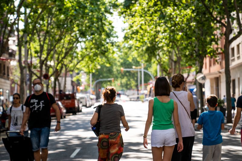<div class='imageHoverDetail'>
             <p class='imageHoverTitle twoLineBreak'>Grups de persones caminant per l'itinerari segur del passeig de Fabra i Puig</p>
             <p class='imageHoverAutor oneLineBreak'>Autor: Clara Soler Chopo</p>
             <button class='imageHoverBtn'>Mostra els detalls de la imatge <span class='sr-only'>Grups de persones caminant per l'itinerari segur del passeig de Fabra i Puig</span></button>
             </div>