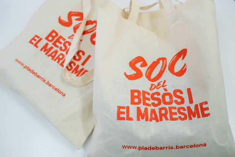 <div class='imageHoverDetail'>
             <p class='imageHoverTitle twoLineBreak'>Bosses de roba promocionals de “Soc del Besòs i el Maresme” del Pla de barris</p>
             <p class='imageHoverAutor oneLineBreak'>Autor: Isaac Planella</p>
             <button class='imageHoverBtn'>Mostra els detalls de la imatge <span class='sr-only'>Bosses de roba promocionals de “Soc del Besòs i el Maresme” del Pla de barris</span></button>
             </div>