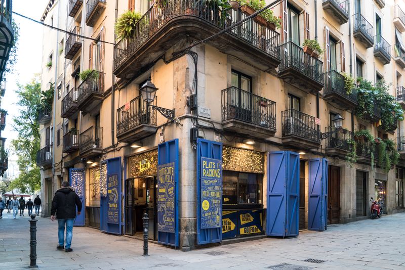 <div class='imageHoverDetail'>
             <p class='imageHoverTitle twoLineBreak'>Restaurant del carrer de l'Esparteria cantonada amb el carrer de la Vidrieria</p>
             <p class='imageHoverAutor oneLineBreak'>Autor: Clara Soler Chopo</p>
             <button class='imageHoverBtn'>Mostra els detalls de la imatge <span class='sr-only'>Restaurant del carrer de l'Esparteria cantonada amb el carrer de la Vidrieria</span></button>
             </div>