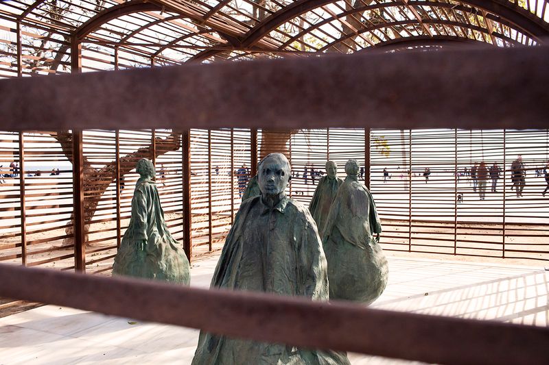 <div class='imageHoverDetail'>
             <p class='imageHoverTitle twoLineBreak'>Escultura "Una habitació on sempre plou" de Juan Muñoz</p>
             <p class='imageHoverAutor oneLineBreak'>Autor: Paola de Grenet</p>
             <button class='imageHoverBtn'>Mostra els detalls de la imatge <span class='sr-only'>Escultura "Una habitació on sempre plou" de Juan Muñoz</span></button>
             </div>