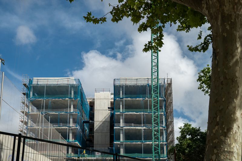 <div class='imageHoverDetail'>
             <p class='imageHoverTitle twoLineBreak'>Edifici en obres destinat a habitatge públic per a gent gran al carrer de Vil...</p>
             <p class='imageHoverAutor oneLineBreak'>Autor: Martí Petit</p>
             <button class='imageHoverBtn'>Mostra els detalls de la imatge <span class='sr-only'>Edifici en obres destinat a habitatge públic per a gent gran al carrer de Vil...</span></button>
             </div>