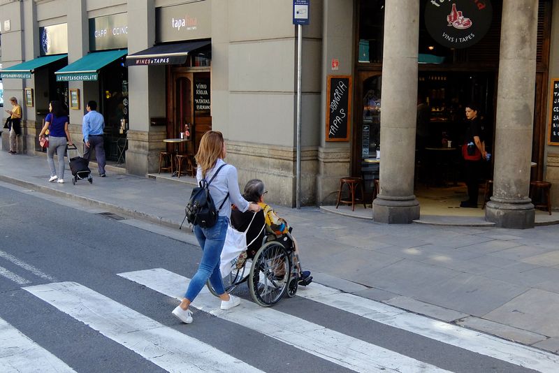 
             Usuària del Banc del Temps de Gràcia acompanya una persona amb mobilitat redu...
             Autor: Vicente Zambrano
             Mostra els detalls de la imatge Usuària del Banc del Temps de Gràcia acompanya una persona amb mobilitat redu...
             