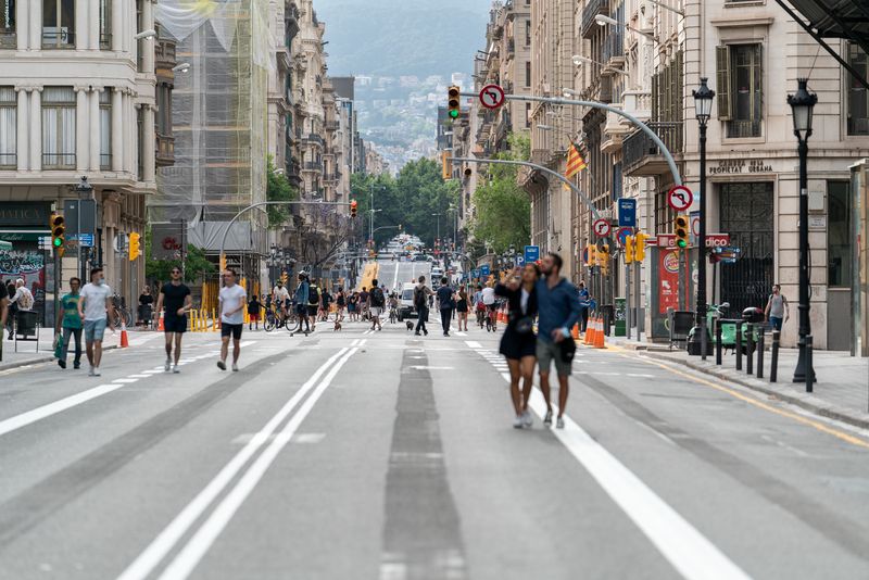 <div class='imageHoverDetail'>
             <p class='imageHoverTitle twoLineBreak'>Persones passejant per la Via Laietana als voltants de la plaça de l'Àngel, t...</p>
             <p class='imageHoverAutor oneLineBreak'>Autor: Martí Petit</p>
             <button class='imageHoverBtn'>Mostra els detalls de la imatge <span class='sr-only'>Persones passejant per la Via Laietana als voltants de la plaça de l'Àngel, t...</span></button>
             </div>