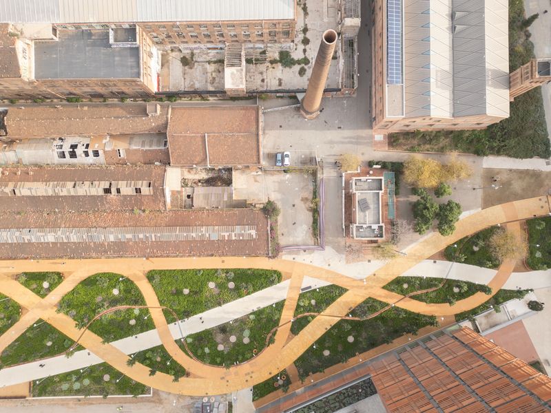 
             Vista aérea cenital del parque de Can Batlló y la antigua fábrica de Can Batlló.
             Autor: Martí Petit
             Ver los detalles de la imagen Vista aérea cenital del parque de Can Batlló y la antigua fábrica de Can Batlló.
             