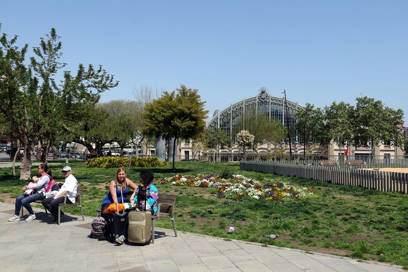 <div class='imageHoverDetail'>
             <p class='imageHoverTitle twoLineBreak'>Estació del Nord. Parc</p>
             <p class='imageHoverAutor oneLineBreak'>Autor: Vicente Zambrano González</p>
             <button class='imageHoverBtn'>Mostra els detalls de la imatge <span class='sr-only'>Estació del Nord. Parc</span></button>
             </div>