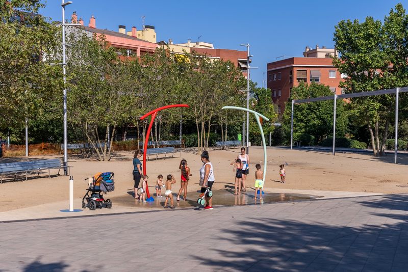 
             Pla general de famílies jugant a la zona d