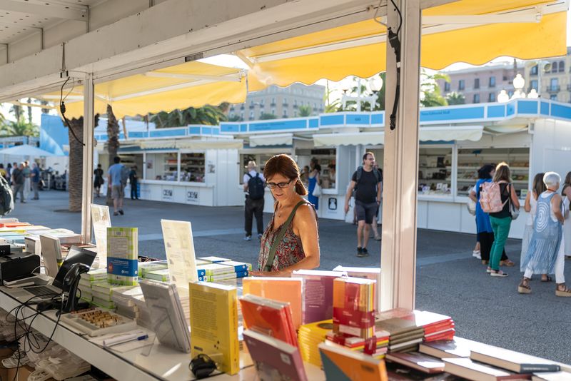 
             Una mujer observa los libros expuestos en el estand de la Diputación de Barce...
             Autor: Lucas Amillano
             Ver los detalles de la imagen Una mujer observa los libros expuestos en el estand de la Diputación de Barce...
             