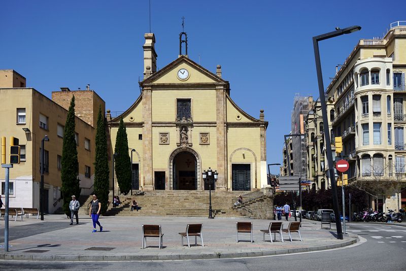 <div class='imageHoverDetail'>
             <p class='imageHoverTitle twoLineBreak'>Església dels Josepets</p>
             <p class='imageHoverAutor oneLineBreak'>Autor: Vicente Zambrano González</p>
             <button class='imageHoverBtn'>Mostra els detalls de la imatge <span class='sr-only'>Església dels Josepets</span></button>
             </div>