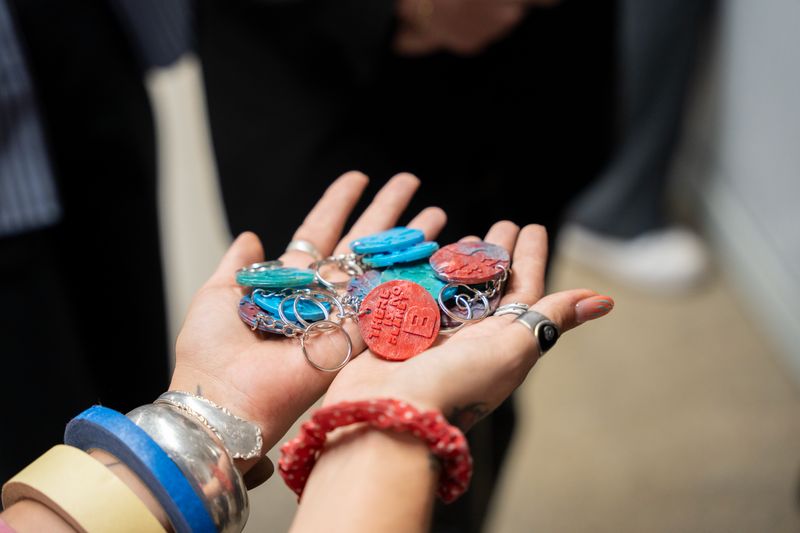 <div class='imageHoverDetail'>
             <p class='imageHoverTitle twoLineBreak'>Unas manos que sostienen muchos llaveros con la frase “There is no planet B” ...</p>
             <p class='imageHoverAutor oneLineBreak'>Autor: Producció de Goroka</p>
             <button class='imageHoverBtn'>Ver los detalles de la imagen <span class='sr-only'>Unas manos que sostienen muchos llaveros con la frase “There is no planet B” ...</span></button>
             </div>