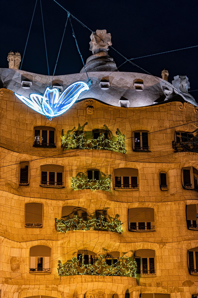 <div class='imageHoverDetail'>
             <p class='imageHoverTitle twoLineBreak'>Casa Milà il·luminada i amb llums de Nadal a les baranes de ferro forjat dels...</p>
             <p class='imageHoverAutor oneLineBreak'>Autor: Laura Guerrero</p>
             <button class='imageHoverBtn'>Mostra els detalls de la imatge <span class='sr-only'>Casa Milà il·luminada i amb llums de Nadal a les baranes de ferro forjat dels...</span></button>
             </div>