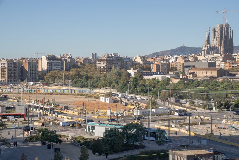 <div class='imageHoverDetail'>
             <p class='imageHoverTitle twoLineBreak'>Vista de la part central de la plaça de les Glòries Catalanes per on passa el...</p>
             <p class='imageHoverAutor oneLineBreak'>Autor: Mariona Gil</p>
             <button class='imageHoverBtn'>Mostra els detalls de la imatge <span class='sr-only'>Vista de la part central de la plaça de les Glòries Catalanes per on passa el...</span></button>
             </div>