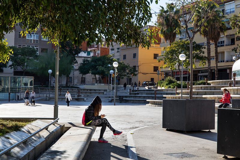 <div class='imageHoverDetail'>
             <p class='imageHoverTitle twoLineBreak'>Plaça d'Àngel Pestaña a la Prosperitat</p>
             <p class='imageHoverAutor oneLineBreak'>Autor: Paola de Grenet</p>
             <button class='imageHoverBtn'>Mostra els detalls de la imatge <span class='sr-only'>Plaça d'Àngel Pestaña a la Prosperitat</span></button>
             </div>