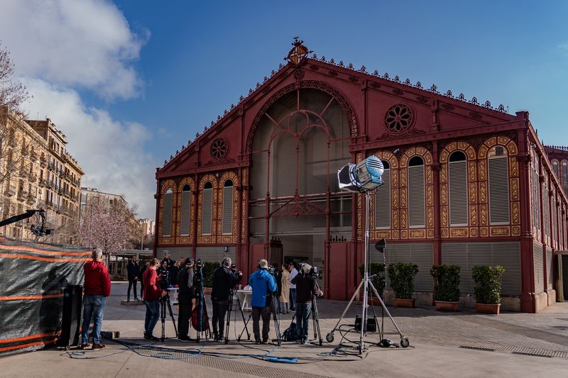 <div class='imageHoverDetail'>
             <p class='imageHoverTitle twoLineBreak'>Equip de rodatge i participants del concurs de cuina Masterchef a l'exterior ...</p>
             <p class='imageHoverAutor oneLineBreak'>Autor: Laura Guerrero</p>
             <button class='imageHoverBtn'>Mostra els detalls de la imatge <span class='sr-only'>Equip de rodatge i participants del concurs de cuina Masterchef a l'exterior ...</span></button>
             </div>