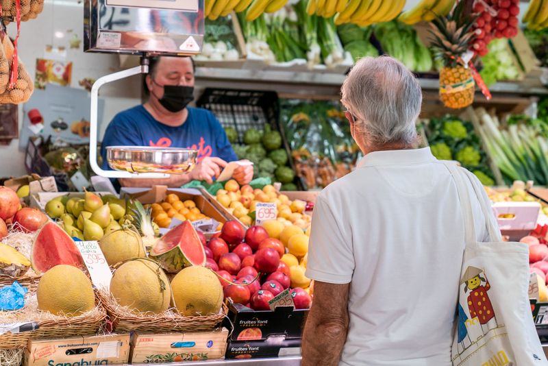 
             Un client fa la compra a una parada de fruites i verdures del Mercat de Sarri...
             Autor: Mariona Gil
             Mostra els detalls de la imatge Un client fa la compra a una parada de fruites i verdures del Mercat de Sarri...
             