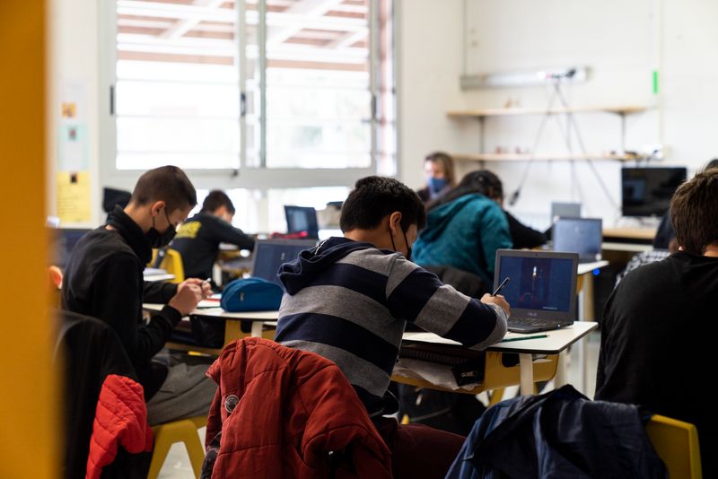 <div class='imageHoverDetail'>
             <p class='imageHoverTitle twoLineBreak'>Alumnes d’ESO durant una de les classes de l’Institut Escola Antaviana assegu...</p>
             <p class='imageHoverAutor oneLineBreak'>Autor: Martí Petit</p>
             <button class='imageHoverBtn'>Mostra els detalls de la imatge <span class='sr-only'>Alumnes d’ESO durant una de les classes de l’Institut Escola Antaviana assegu...</span></button>
             </div>