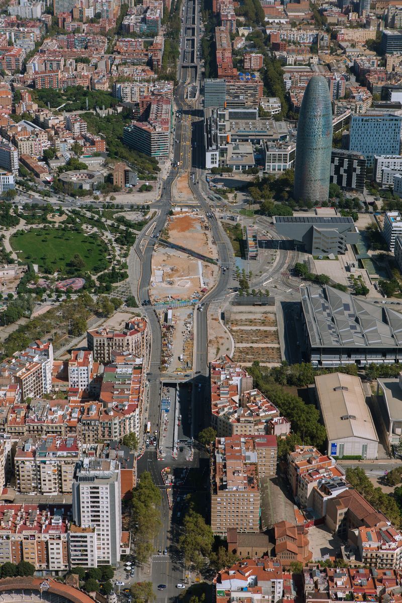<div class='imageHoverDetail'>
             <p class='imageHoverTitle twoLineBreak'>Setembre 2021. Vista aèria de les obres de soterrament del túnel de la Gran V...</p>
             <p class='imageHoverAutor oneLineBreak'>Autor: Tavisa</p>
             <button class='imageHoverBtn'>Mostra els detalls de la imatge <span class='sr-only'>Setembre 2021. Vista aèria de les obres de soterrament del túnel de la Gran V...</span></button>
             </div>