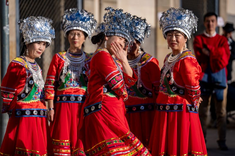 
             Mujeres vestidas para el espectáculo de la celebración del Año Nuevo chino
             Autor: Laura Guerrero
             Ver los detalles de la imagen Mujeres vestidas para el espectáculo de la celebración del Año Nuevo chino
             