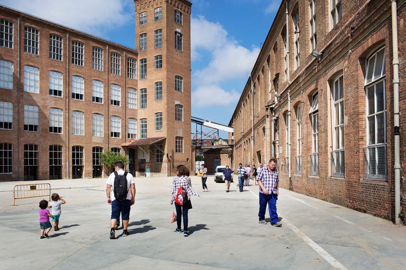 <div class='imageHoverDetail'>
             <p class='imageHoverTitle twoLineBreak'>Persones caminant pel pati de la Fàbrica Fabra i Coats</p>
             <p class='imageHoverAutor oneLineBreak'>Autor: Paola de Grenet</p>
             <button class='imageHoverBtn'>Mostra els detalls de la imatge <span class='sr-only'>Persones caminant pel pati de la Fàbrica Fabra i Coats</span></button>
             </div>