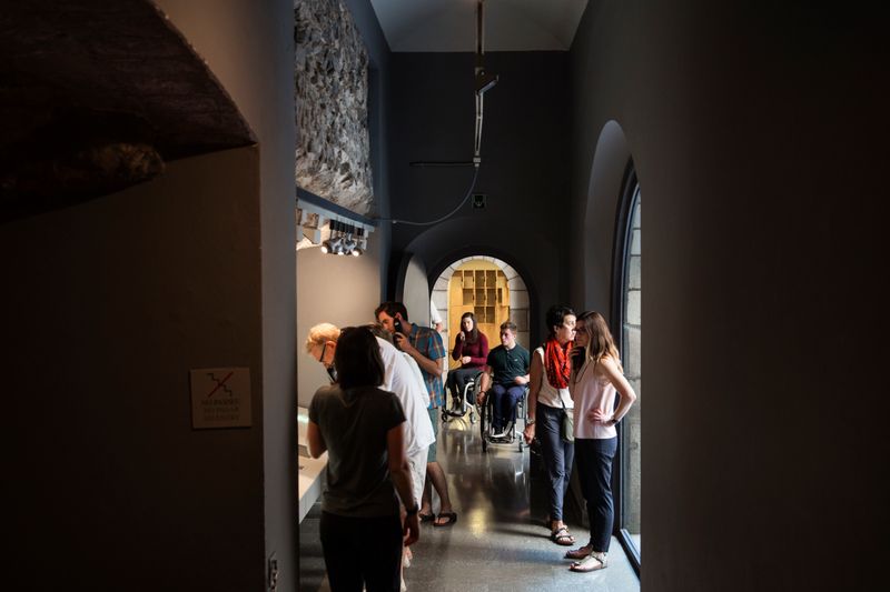 <div class='imageHoverDetail'>
             <p class='imageHoverTitle twoLineBreak'>Museu d'Història de Barcelona. Visitants fent cua</p>
             <p class='imageHoverAutor oneLineBreak'>Autor: Paola de Grenet</p>
             <button class='imageHoverBtn'>Mostra els detalls de la imatge <span class='sr-only'>Museu d'Història de Barcelona. Visitants fent cua</span></button>
             </div>