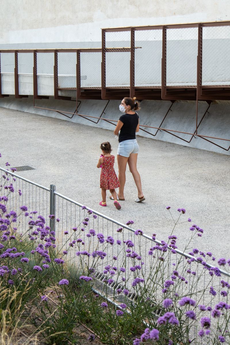 <div class='imageHoverDetail'>
             <p class='imageHoverTitle twoLineBreak'>Una mare amb la seva filla passegen pels nous jardins de la Mediterrània</p>
             <p class='imageHoverAutor oneLineBreak'>Autor: Mariona Gil</p>
             <button class='imageHoverBtn'>Mostra els detalls de la imatge <span class='sr-only'>Una mare amb la seva filla passegen pels nous jardins de la Mediterrània</span></button>
             </div>