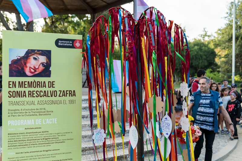 <div class='imageHoverDetail'>
             <p class='imageHoverTitle twoLineBreak'>Glorieta de Sonia Rescalvo Zafra durant l'acte en la seva memòria</p>
             <p class='imageHoverAutor oneLineBreak'>Autor: Sebastià Rambla</p>
             <button class='imageHoverBtn'>Mostra els detalls de la imatge <span class='sr-only'>Glorieta de Sonia Rescalvo Zafra durant l'acte en la seva memòria</span></button>
             </div>