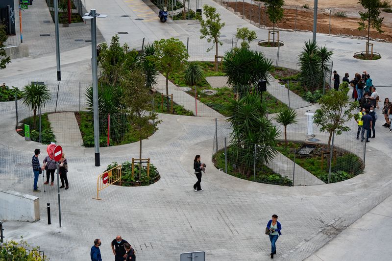 <div class='imageHoverDetail'>
             <p class='imageHoverTitle twoLineBreak'>Vista en alçada de la plaça amb parterres i plataforma única del nou eix verd...</p>
             <p class='imageHoverAutor oneLineBreak'>Autor: Laura Guerrero</p>
             <button class='imageHoverBtn'>Mostra els detalls de la imatge <span class='sr-only'>Vista en alçada de la plaça amb parterres i plataforma única del nou eix verd...</span></button>
             </div>