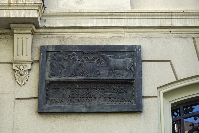 <div class='imageHoverDetail'>
             <p class='imageHoverTitle twoLineBreak'>Casa i arxiu de Joan Maragall</p>
             <p class='imageHoverAutor oneLineBreak'>Autor: Vicente Zambrano González</p>
             <button class='imageHoverBtn'>Mostra els detalls de la imatge <span class='sr-only'>Casa i arxiu de Joan Maragall</span></button>
             </div>