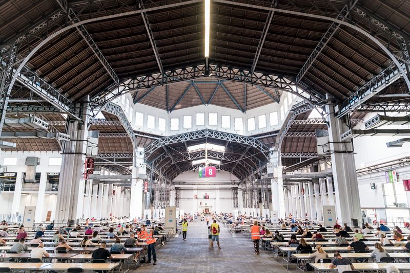 <div class='imageHoverDetail'>
             <p class='imageHoverTitle twoLineBreak'>Vista general del Pavelló de la Fira durant la realització dels exàmens d’opo...</p>
             <p class='imageHoverAutor oneLineBreak'>Autor: Curro Palacios</p>
             <button class='imageHoverBtn'>Mostra els detalls de la imatge <span class='sr-only'>Vista general del Pavelló de la Fira durant la realització dels exàmens d’opo...</span></button>
             </div>