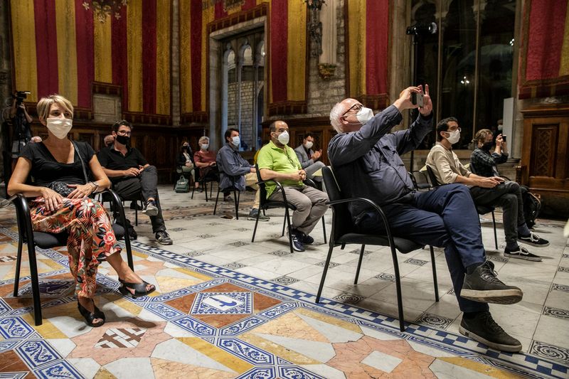 <div class='imageHoverDetail'>
             <p class='imageHoverTitle twoLineBreak'>Assistents a la lectura del pregó de la Mercè 2020 asseguts al Saló de Cent </p>
             <p class='imageHoverAutor oneLineBreak'>Autor: Edu Bayer</p>
             <button class='imageHoverBtn'>Mostra els detalls de la imatge <span class='sr-only'>Assistents a la lectura del pregó de la Mercè 2020 asseguts al Saló de Cent </span></button>
             </div>