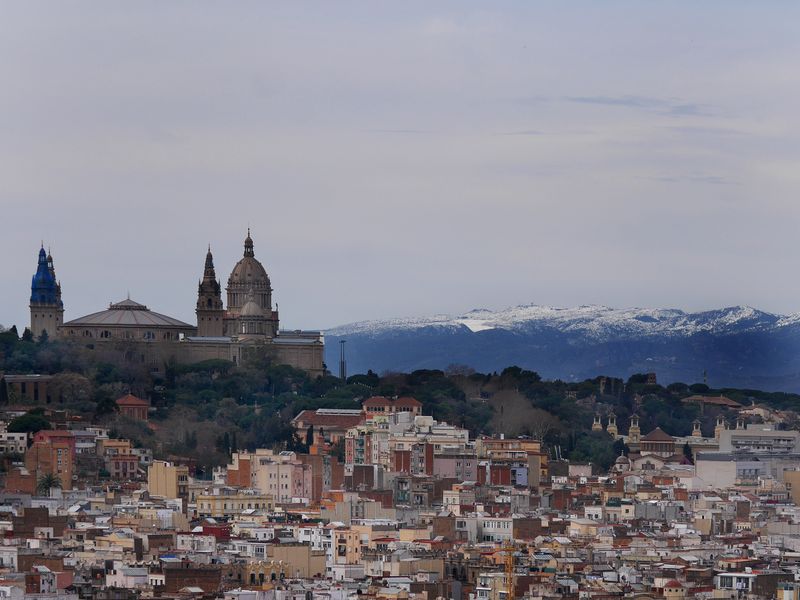 <div class='imageHoverDetail'>
             <p class='imageHoverTitle twoLineBreak'>Nevada a Barcelona el març del 2018. Palau de Montjuïc</p>
             <p class='imageHoverAutor oneLineBreak'>Autor: Vicente Zambrano González</p>
             <button class='imageHoverBtn'>Mostra els detalls de la imatge <span class='sr-only'>Nevada a Barcelona el març del 2018. Palau de Montjuïc</span></button>
             </div>