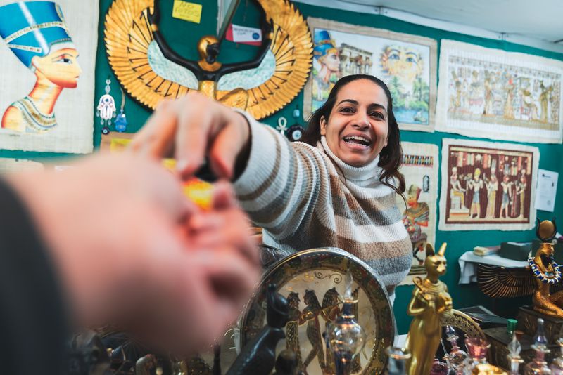 
             Una venedora fa entrega d’una figureta en una de les parades de joguines de l...
             Autor: Josbel A. Tinoco
             Mostra els detalls de la imatge Una venedora fa entrega d’una figureta en una de les parades de joguines de l...
             