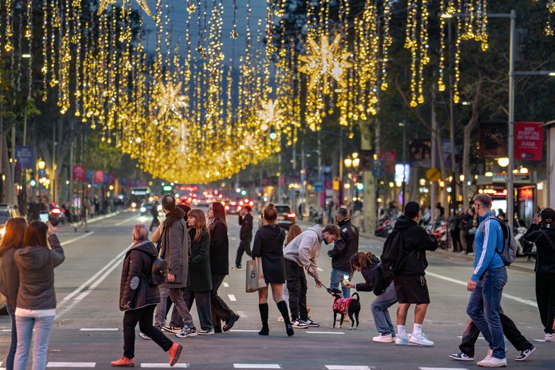 
             Persones travessen el passeig de Gràcia, observant i fotografiant els llums d...
             Autor: Laura Guerrero
             Mostra els detalls de la imatge Persones travessen el passeig de Gràcia, observant i fotografiant els llums d...
             