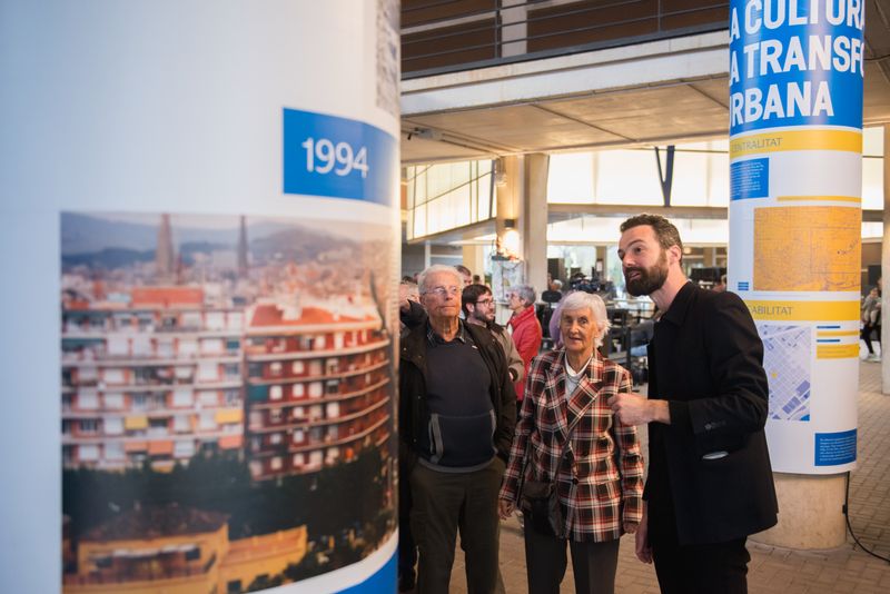 <div class='imageHoverDetail'>
             <p class='imageHoverTitle twoLineBreak'>Gent mirant les imatges de l'exposició commemorativa dels 25 anys de L'Auditori.</p>
             <p class='imageHoverAutor oneLineBreak'>Autor: Ceci Fimia</p>
             <button class='imageHoverBtn'>Mostra els detalls de la imatge <span class='sr-only'>Gent mirant les imatges de l'exposició commemorativa dels 25 anys de L'Auditori.</span></button>
             </div>