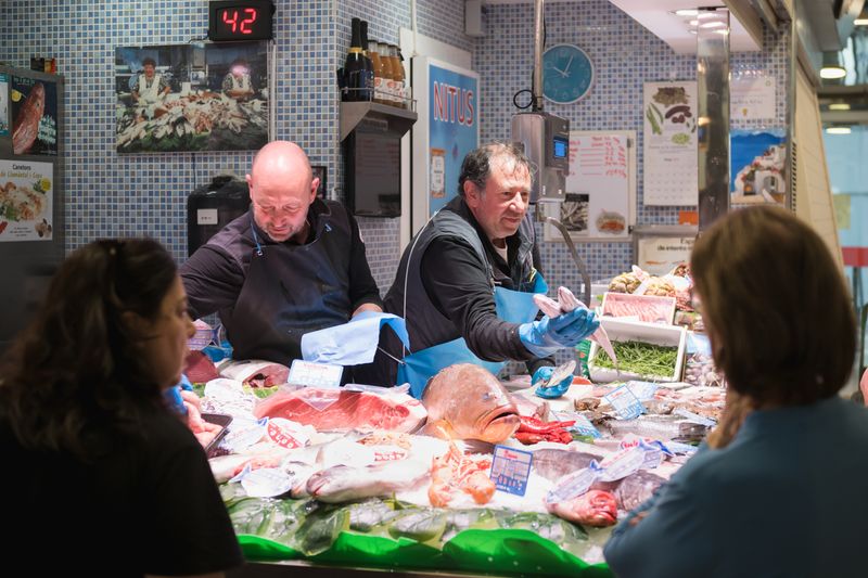 <div class='imageHoverDetail'>
             <p class='imageHoverTitle twoLineBreak'>Dues peixateres venen peix al Mercat del Ninot, el dia del passeig pel distri...</p>
             <p class='imageHoverAutor oneLineBreak'>Autor: Ceci Fimia</p>
             <button class='imageHoverBtn'>Mostra els detalls de la imatge <span class='sr-only'>Dues peixateres venen peix al Mercat del Ninot, el dia del passeig pel distri...</span></button>
             </div>