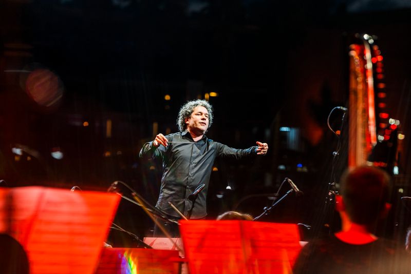 <div class='imageHoverDetail'>
             <p class='imageHoverTitle twoLineBreak'>Gustavo Dudamel dirigeix l'orquestra al concert de "Clàssica a la platja" sot...</p>
             <p class='imageHoverAutor oneLineBreak'>Autor: Elena Pastor</p>
             <button class='imageHoverBtn'>Mostra els detalls de la imatge <span class='sr-only'>Gustavo Dudamel dirigeix l'orquestra al concert de "Clàssica a la platja" sot...</span></button>
             </div>