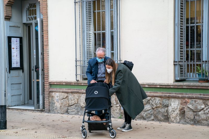 <div class='imageHoverDetail'>
             <p class='imageHoverTitle twoLineBreak'>Una família amb bosses de la compra i un cotxet de nadó s’aturen al mig del c...</p>
             <p class='imageHoverAutor oneLineBreak'>Autor: Mònica Moreno</p>
             <button class='imageHoverBtn'>Mostra els detalls de la imatge <span class='sr-only'>Una família amb bosses de la compra i un cotxet de nadó s’aturen al mig del c...</span></button>
             </div>