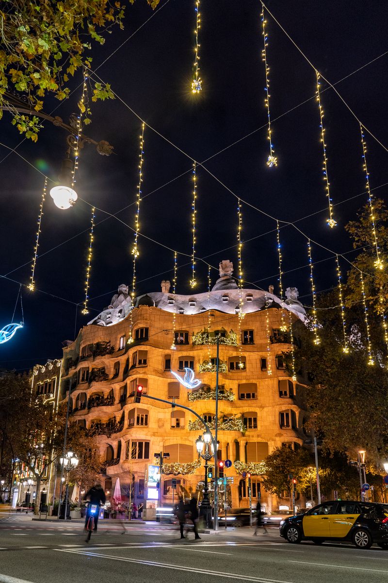 <div class='imageHoverDetail'>
             <p class='imageHoverTitle twoLineBreak'>Casa Milà il·luminada i amb llums de Nadal als balcons al passeig de Gràcia, ...</p>
             <p class='imageHoverAutor oneLineBreak'>Autor: Laura Guerrero</p>
             <button class='imageHoverBtn'>Mostra els detalls de la imatge <span class='sr-only'>Casa Milà il·luminada i amb llums de Nadal als balcons al passeig de Gràcia, ...</span></button>
             </div>