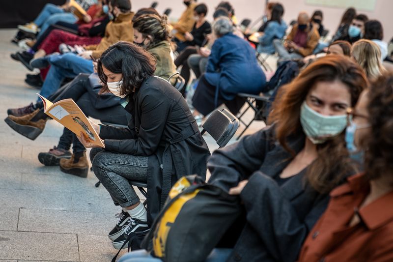 <div class='imageHoverDetail'>
             <p class='imageHoverTitle twoLineBreak'>Públic assegut a la plaça de Joan Coromines esperant l'inici de la performanc...</p>
             <p class='imageHoverAutor oneLineBreak'>Autor: Laura Guerrero</p>
             <button class='imageHoverBtn'>Mostra els detalls de la imatge <span class='sr-only'>Públic assegut a la plaça de Joan Coromines esperant l'inici de la performanc...</span></button>
             </div>