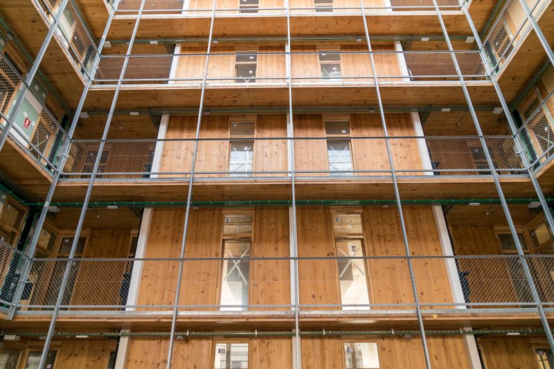 <div class='imageHoverDetail'>
             <p class='imageHoverTitle twoLineBreak'>Distribució dels habitatges que donen al celobert</p>
             <p class='imageHoverAutor oneLineBreak'>Autor: Carlota Serarols</p>
             <button class='imageHoverBtn'>Mostra els detalls de la imatge <span class='sr-only'>Distribució dels habitatges que donen al celobert</span></button>
             </div>