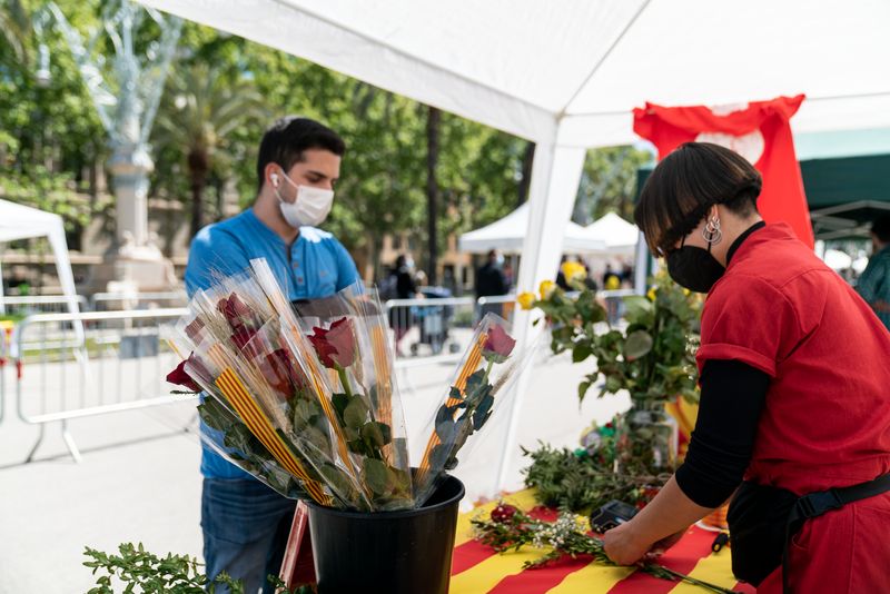 <div class='imageHoverDetail'>
             <p class='imageHoverTitle twoLineBreak'>Una florista prepara una rosa que compra un dels clients a la parada instal·l...</p>
             <p class='imageHoverAutor oneLineBreak'>Autor: Mònica Moreno</p>
             <button class='imageHoverBtn'>Mostra els detalls de la imatge <span class='sr-only'>Una florista prepara una rosa que compra un dels clients a la parada instal·l...</span></button>
             </div>