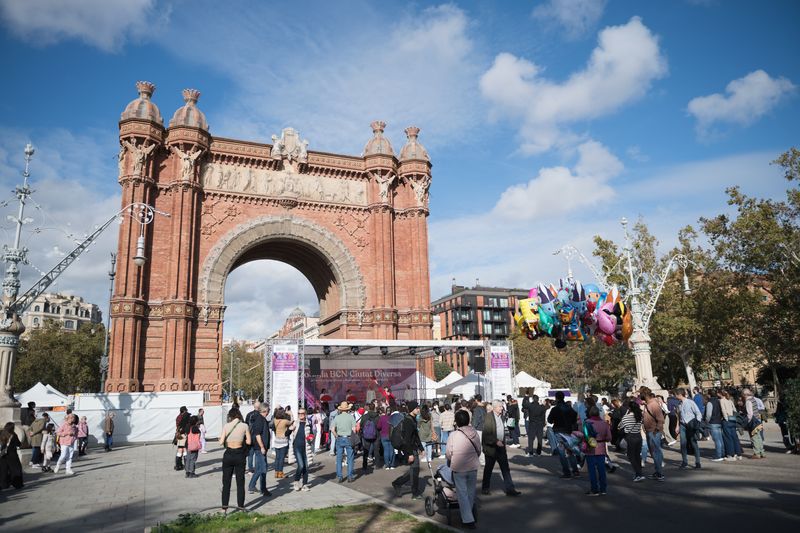 
             Escenari de la Trobada BCN Ciutat Diversa, sota l’Arc de Triomf amb espectado...
             Autor: Ceci Fimia
             Mostra els detalls de la imatge Escenari de la Trobada BCN Ciutat Diversa, sota l’Arc de Triomf amb espectado...
             