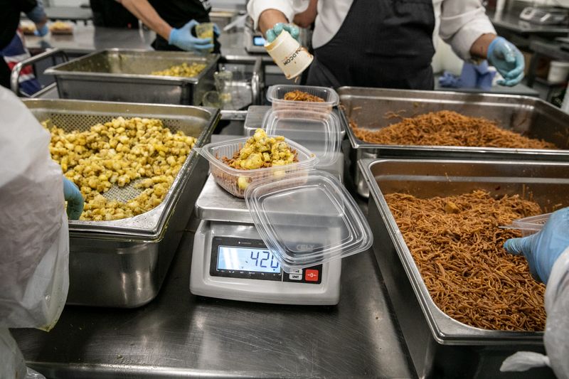 <div class='imageHoverDetail'>
             <p class='imageHoverTitle twoLineBreak'>Cuiners i voluntaris pesen les racions i omplen els envasos</p>
             <p class='imageHoverAutor oneLineBreak'>Autor: Edu Bayer</p>
             <button class='imageHoverBtn'>Mostra els detalls de la imatge <span class='sr-only'>Cuiners i voluntaris pesen les racions i omplen els envasos</span></button>
             </div>