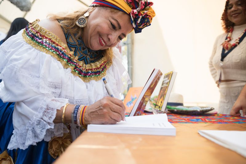 
             Una participant de la Trobada BCN Ciutat Diversa 2024 signant un llibre
             Autor: Ceci Fimia
             Mostra els detalls de la imatge Una participant de la Trobada BCN Ciutat Diversa 2024 signant un llibre
             