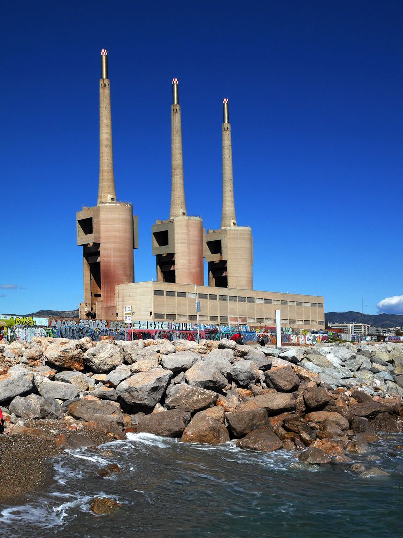 <div class='imageHoverDetail'>
             <p class='imageHoverTitle twoLineBreak'>Les Tres Xemeneis, Tèrmica de Sant Adrià de Besòs. Vista des de la platja</p>
             <p class='imageHoverAutor oneLineBreak'>Autor: Vicente Zambrano González</p>
             <button class='imageHoverBtn'>Mostra els detalls de la imatge <span class='sr-only'>Les Tres Xemeneis, Tèrmica de Sant Adrià de Besòs. Vista des de la platja</span></button>
             </div>