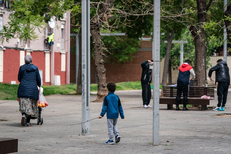 <div class='imageHoverDetail'>
             <p class='imageHoverTitle twoLineBreak'>Un nen juga amb un pal, una dona passeja el seu nadó en un cotxet i un grup d...</p>
             <p class='imageHoverAutor oneLineBreak'>Autor: Laura Guerrero</p>
             <button class='imageHoverBtn'>Mostra els detalls de la imatge <span class='sr-only'>Un nen juga amb un pal, una dona passeja el seu nadó en un cotxet i un grup d...</span></button>
             </div>