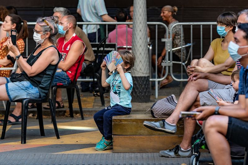 <div class='imageHoverDetail'>
             <p class='imageHoverTitle twoLineBreak'>Un nen al públic segueix una de les actuacions de la Festa d’Estiu del Centre...</p>
             <p class='imageHoverAutor oneLineBreak'>Autor: Laura Guerrero</p>
             <button class='imageHoverBtn'>Mostra els detalls de la imatge <span class='sr-only'>Un nen al públic segueix una de les actuacions de la Festa d’Estiu del Centre...</span></button>
             </div>