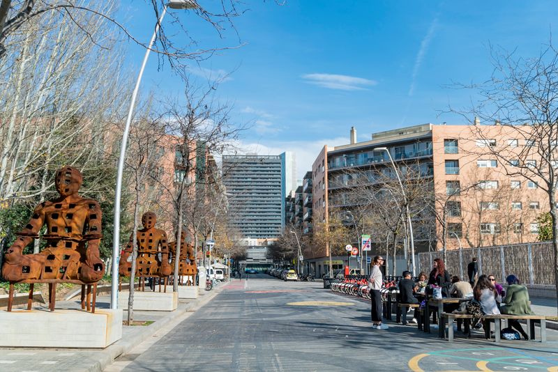 <div class='imageHoverDetail'>
             <p class='imageHoverTitle twoLineBreak'>Zona de pícnic amb les escultures ‘Guardians’</p>
             <p class='imageHoverAutor oneLineBreak'>Autor: Clara Soler Chopo</p>
             <button class='imageHoverBtn'>Mostra els detalls de la imatge <span class='sr-only'>Zona de pícnic amb les escultures ‘Guardians’</span></button>
             </div>