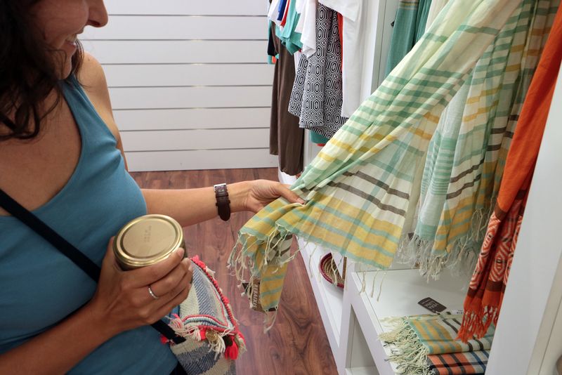 <div class='imageHoverDetail'>
             <p class='imageHoverTitle twoLineBreak'>Botiga Oxfam Intermón</p>
             <p class='imageHoverAutor oneLineBreak'>Autor: Vicente Zambrano González</p>
             <button class='imageHoverBtn'>Mostra els detalls de la imatge <span class='sr-only'>Botiga Oxfam Intermón</span></button>
             </div>