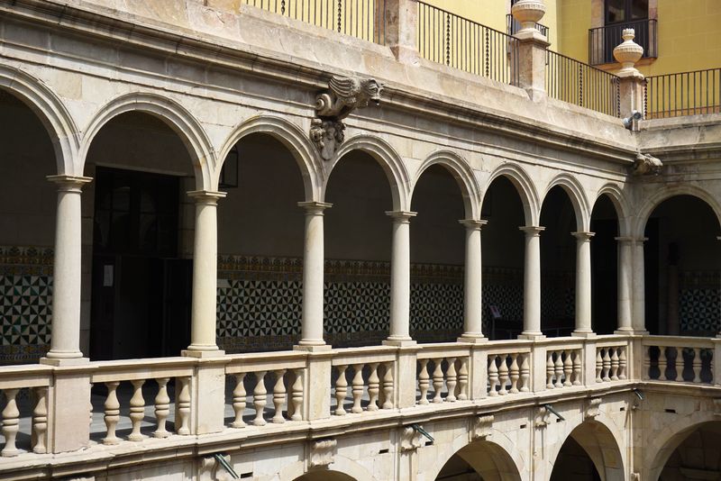 <div class='imageHoverDetail'>
             <p class='imageHoverTitle twoLineBreak'>Casa de Convalescència. Segon pis</p>
             <p class='imageHoverAutor oneLineBreak'>Autor: Vicente Zambrano González</p>
             <button class='imageHoverBtn'>Mostra els detalls de la imatge <span class='sr-only'>Casa de Convalescència. Segon pis</span></button>
             </div>