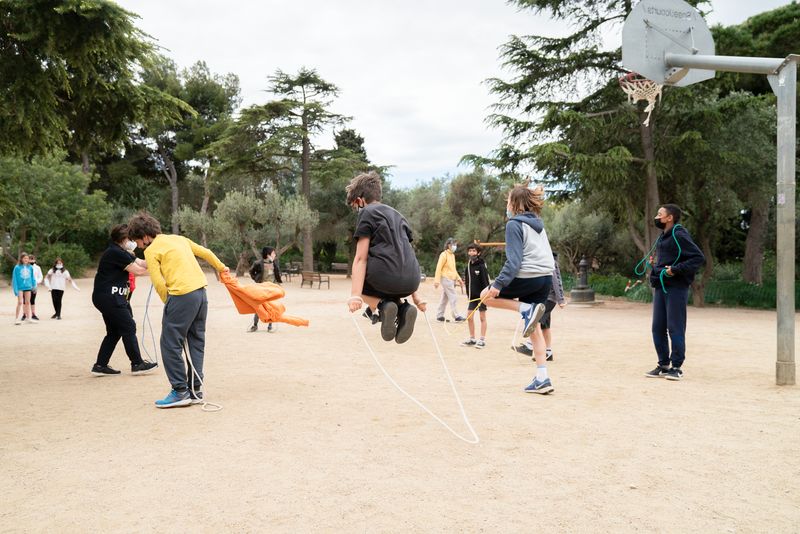 <div class='imageHoverDetail'>
             <p class='imageHoverTitle twoLineBreak'>Nens que salten a corda en un dels espais cedits a les escoles situat al Park...</p>
             <p class='imageHoverAutor oneLineBreak'>Autor: Martí Petit</p>
             <button class='imageHoverBtn'>Mostra els detalls de la imatge <span class='sr-only'>Nens que salten a corda en un dels espais cedits a les escoles situat al Park...</span></button>
             </div>